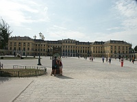 PICT3455  Net binnen de poort van Schönbrunn, kijken waar de gidsen zijn en wat er te zien is. Dit is eigenlijk de achterzijde van het paleis, de voorzijde is dus aan de andere kant met uitzicht op de tuinen, daar komen we nog.