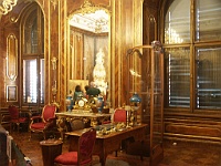 PICT3466  Walnoten houten kamer met rococo inrichting. Hier waren de wat grotere en luxere audiënties voor onderscheidingen e.d. In deze kamer waren de audiënties van Franz Jozef. Tevens zijn werkkamer met bureau waarachter hij zat te werken.