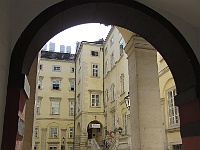 PICT3536 C  Door de Hofburg richting tuinen.