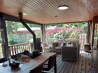 20250517 102551  De veranda, ontzettend groot met faciliteiten en een houtgestookte kachel