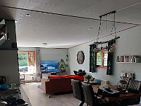 20250517 102603  huiskamer met links de keuken en achter een grote lcd tv.