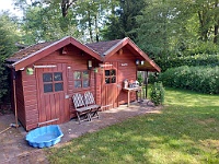 20250517 102630  Links onderhoudshok, rechts infrarood sauna. Het hondebadje hebben we maar niet geprobeerd.