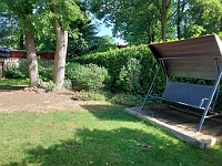 20250517 102700  De schommelbank in de tuin. Tsarik wilde eerst niet maar na verloop van tijd is hij toch over de zenuwen heen gekomen