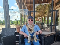 20250519 153228  Even wandelen naar de andere kant van het meer, tsarik op schoot, uitrustend van de inspannende wandeling