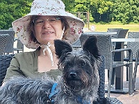 20250519 153625  Hanneke met Siebel op schoot